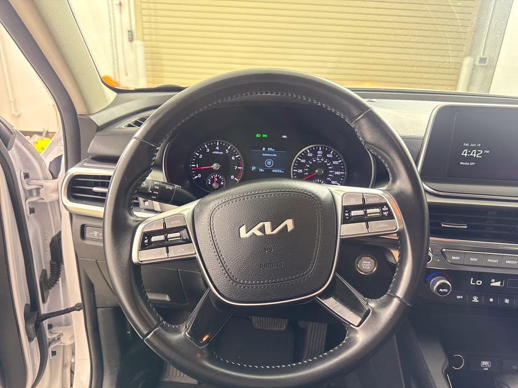2022 Glacial White Pearl Kia Telluride LX FWD SUV