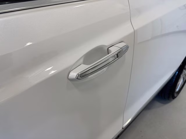 2023 Crystal White Tricoat Cadillac XT5 Premium Luxury AWD SUV