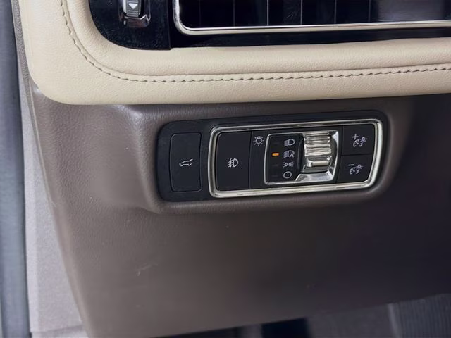 2022 Ceramic Pearl Metallic Tri-Coat Lincoln Aviator Reserve AWD SUV