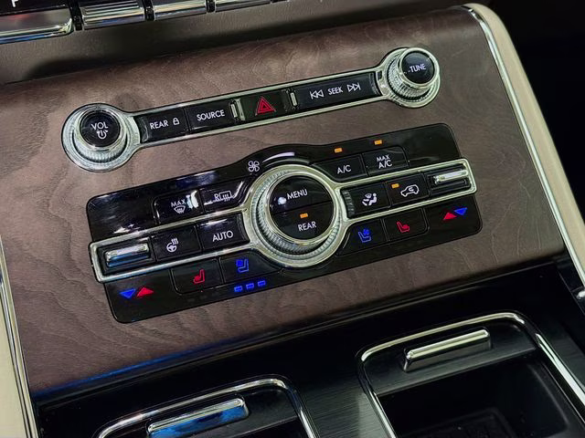 2022 Ceramic Pearl Metallic Tri-Coat Lincoln Aviator Reserve AWD SUV