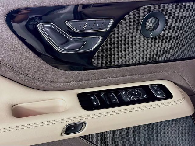2022 Ceramic Pearl Metallic Tri-Coat Lincoln Aviator Reserve AWD SUV