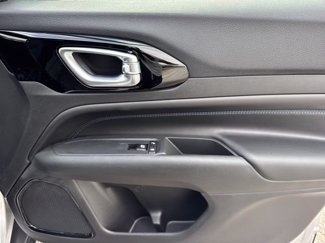 2026 Silver Zynith Metallic Clearcoat Jeep Compass Latitude Altitude 4X4 SUV