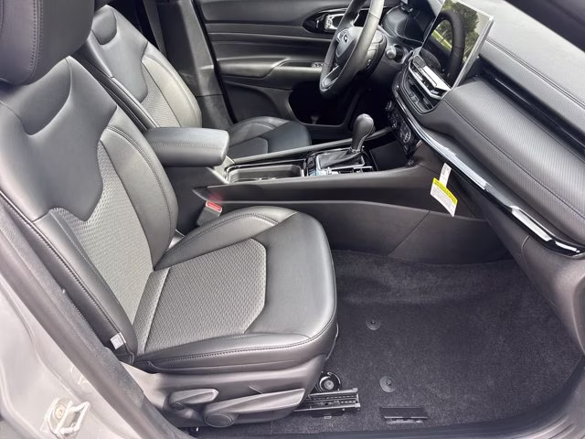 2026 Silver Zynith Metallic Clearcoat Jeep Compass Latitude Altitude 4X4 SUV