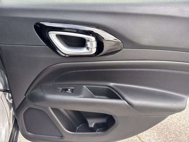 2026 Silver Zynith Metallic Clearcoat Jeep Compass Latitude Altitude 4X4 SUV