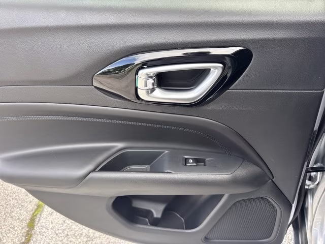 2026 Silver Zynith Metallic Clearcoat Jeep Compass Latitude Altitude 4X4 SUV