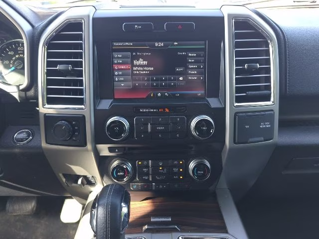 2015 White Platinum Metallic Tri-Coat Ford F-150 Lariat 4X4 Truck