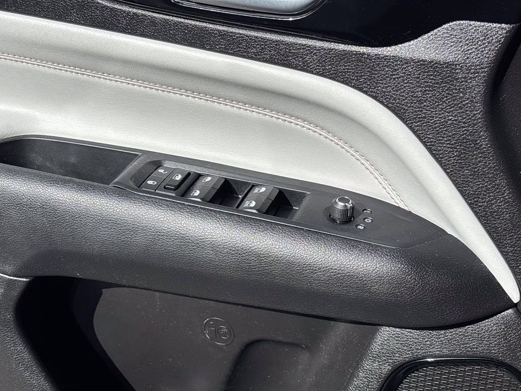 2025 Bright White Clearcoat Jeep Compass Limited 4X4 SUV