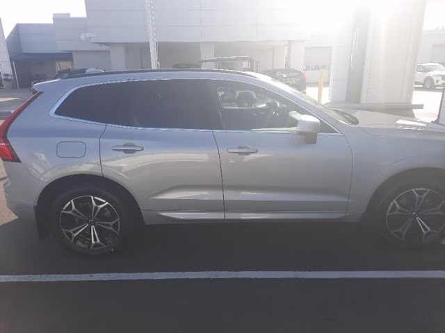 2022 Champagne Volvo XC60 B5 Momentum AWD SUV