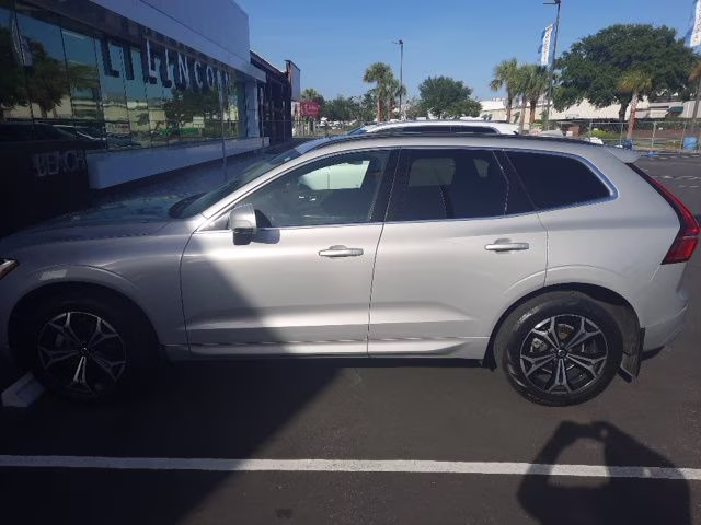 2022 Champagne Volvo XC60 B5 Momentum AWD SUV