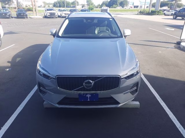 2022 Champagne Volvo XC60 B5 Momentum AWD SUV
