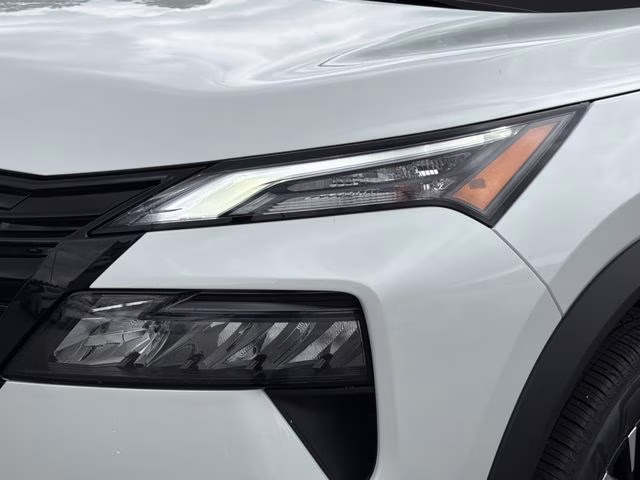 2026 Everest White Pearl Tricoat Nissan Rogue Dark Armor AWD SUV