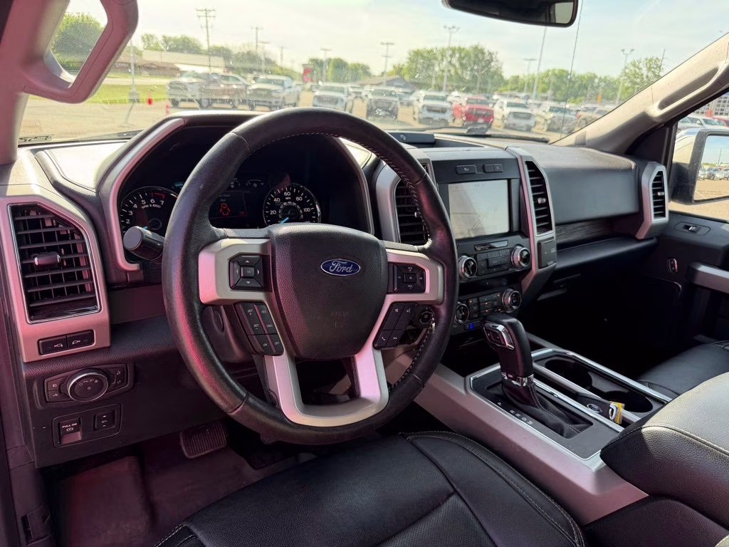 2019 White Platinum Clearcoat Metallic Ford F-150 Lariat 4X4 Truck