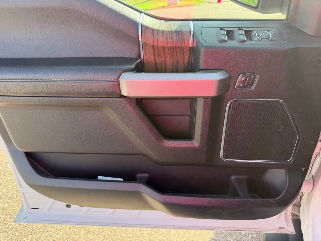 2019 White Platinum Clearcoat Metallic Ford F-150 Lariat 4X4 Truck