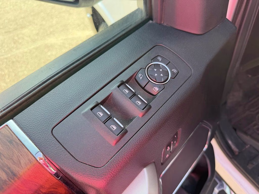 2019 White Platinum Clearcoat Metallic Ford F-150 Lariat 4X4 Truck