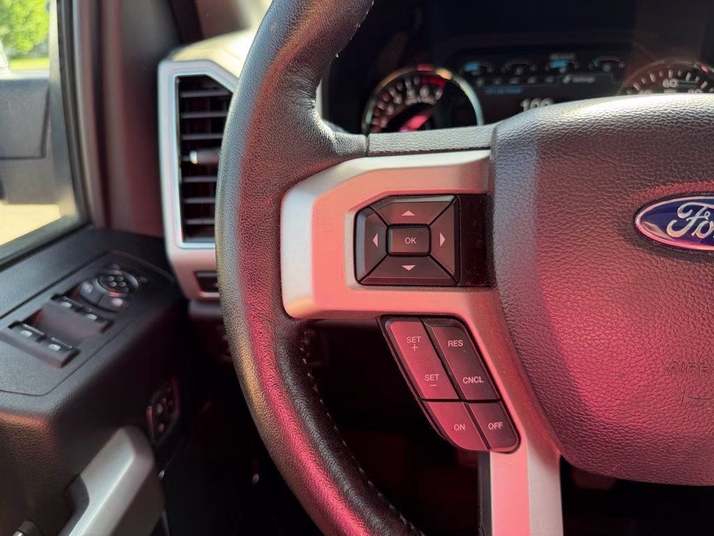 2019 White Platinum Clearcoat Metallic Ford F-150 Lariat 4X4 Truck
