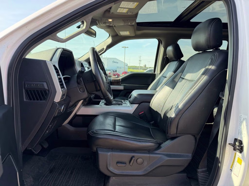 2019 White Platinum Clearcoat Metallic Ford F-150 Lariat 4X4 Truck
