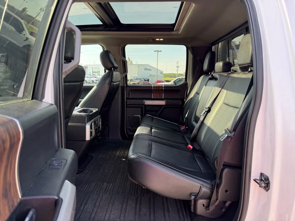 2019 White Platinum Clearcoat Metallic Ford F-150 Lariat 4X4 Truck