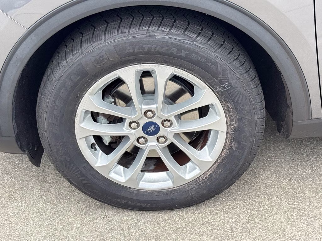 2022 Gray Metallic Ford Escape SE FWD SUV