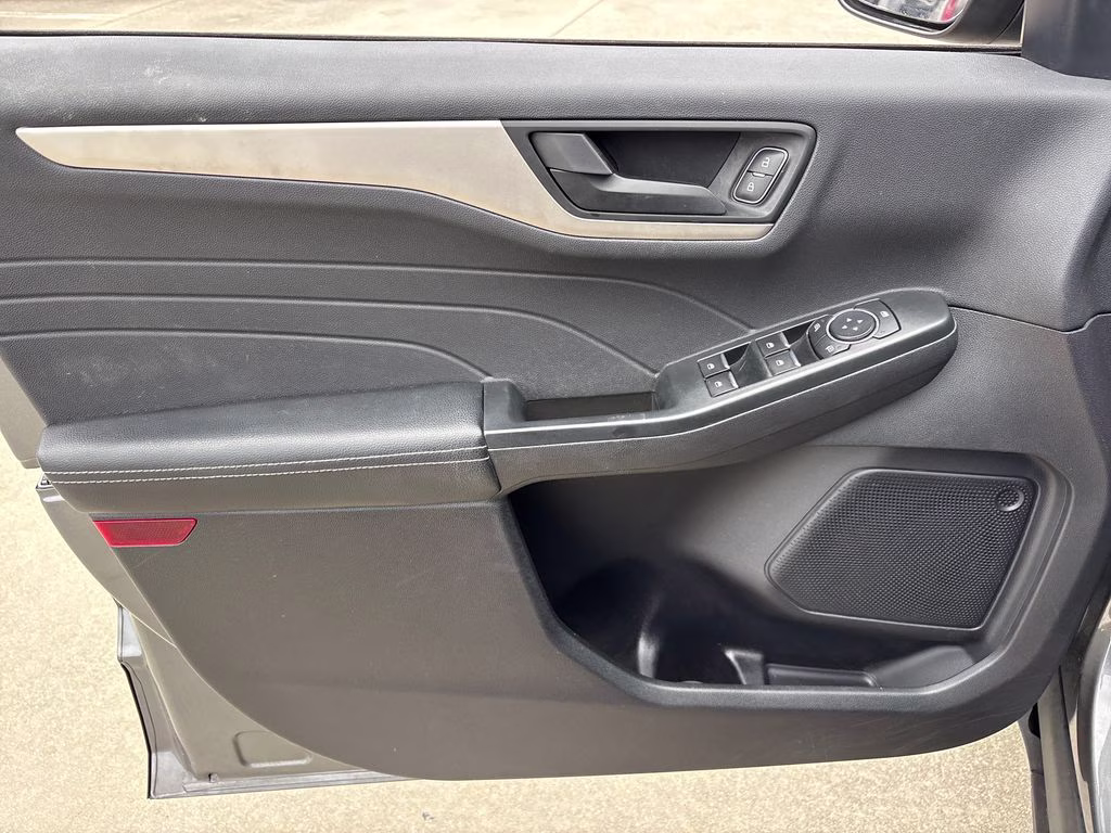 2022 Gray Metallic Ford Escape SE FWD SUV