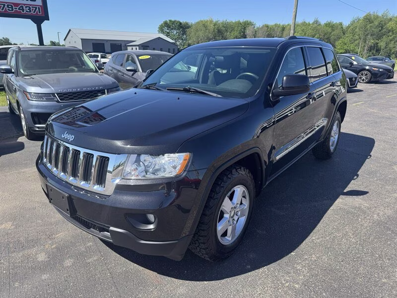 2013 Brilliant Black Crystal Pearl Coat Jeep Grand Cherokee Laredo 4X4 SUV
