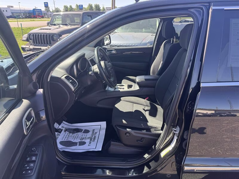 2013 Brilliant Black Crystal Pearl Coat Jeep Grand Cherokee Laredo 4X4 SUV