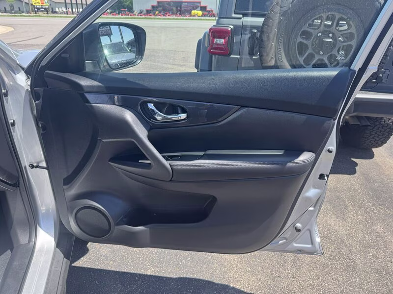 2020 Brilliant Silver Metallic Nissan Rogue SV AWD Crossover