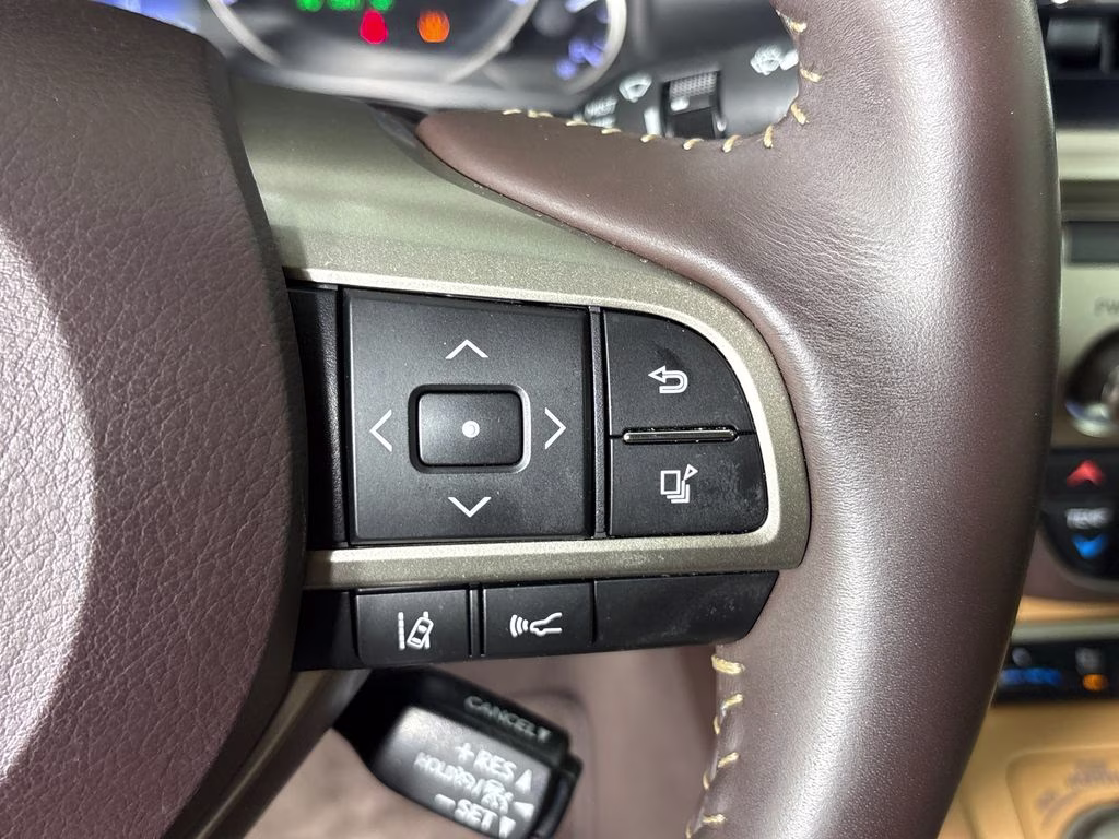 2018 Silver Lexus ES 350 FWD Sedan