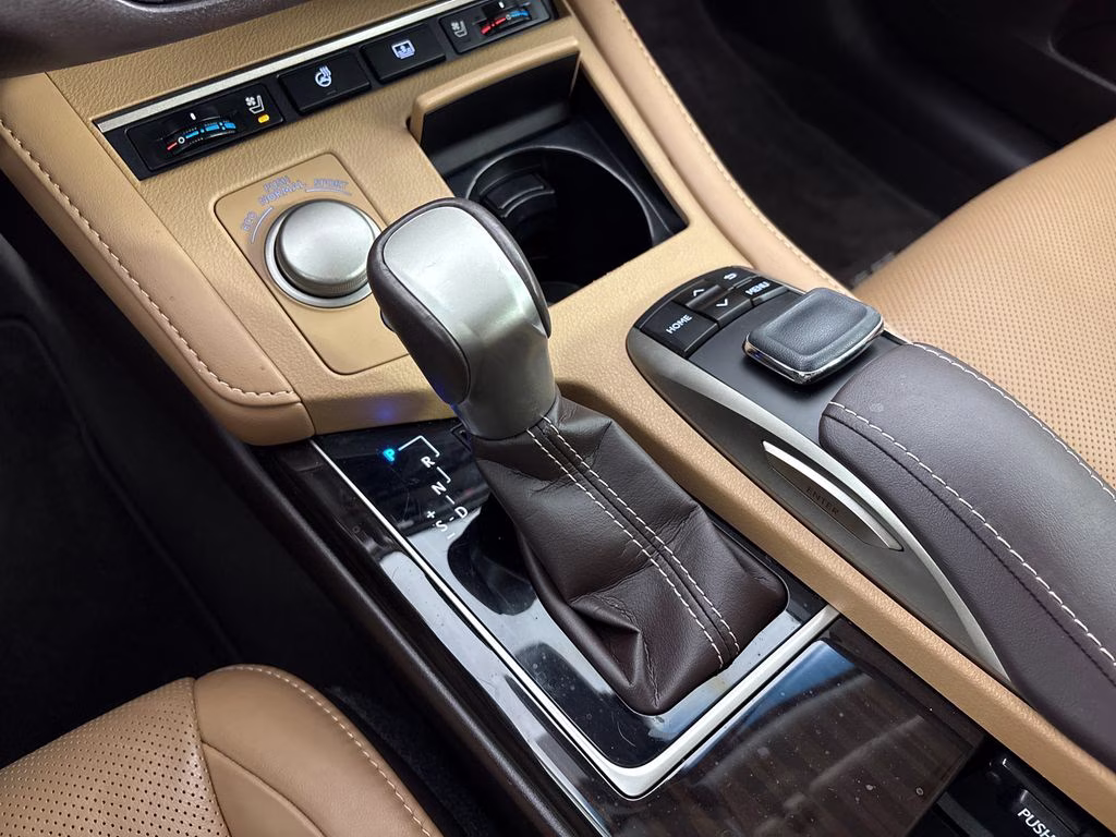 2018 Silver Lexus ES 350 FWD Sedan