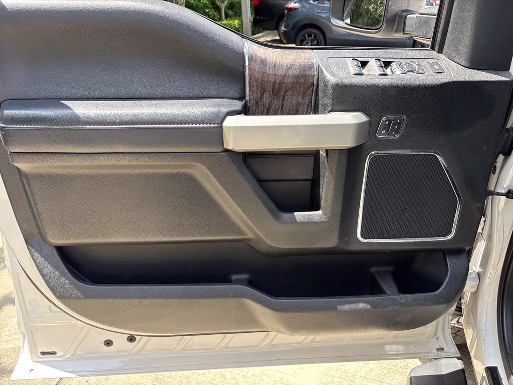 2019 White Platinum Clearcoat Metallic Ford Super Duty F-250 SRW Lariat 4X4 Truck