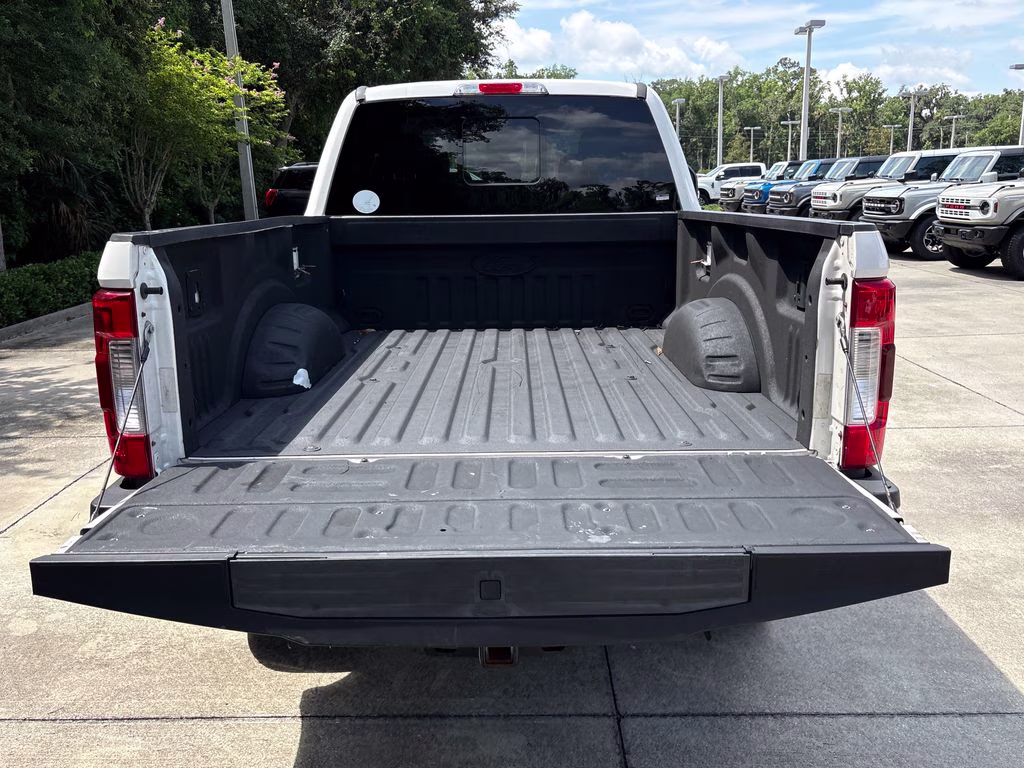 2019 White Platinum Clearcoat Metallic Ford Super Duty F-250 SRW Lariat 4X4 Truck