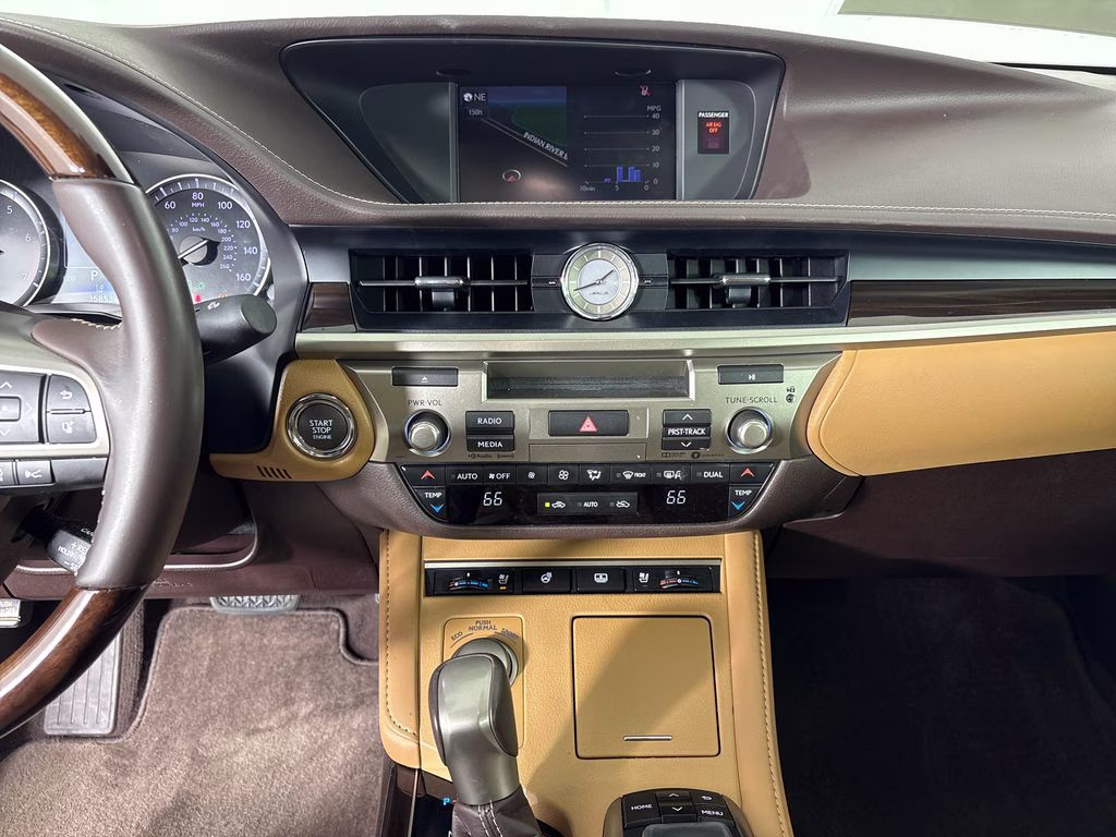 2018 Silver Lexus ES 350 FWD Sedan