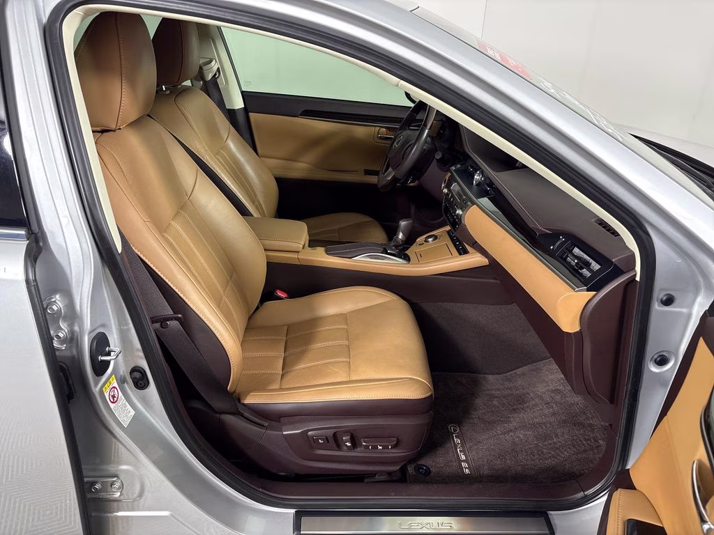 2018 Silver Lexus ES 350 FWD Sedan