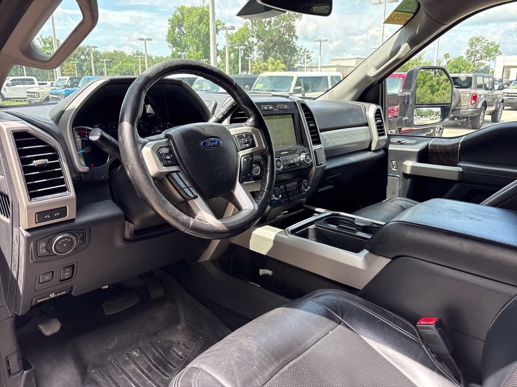 2019 White Platinum Clearcoat Metallic Ford Super Duty F-250 SRW Lariat 4X4 Truck