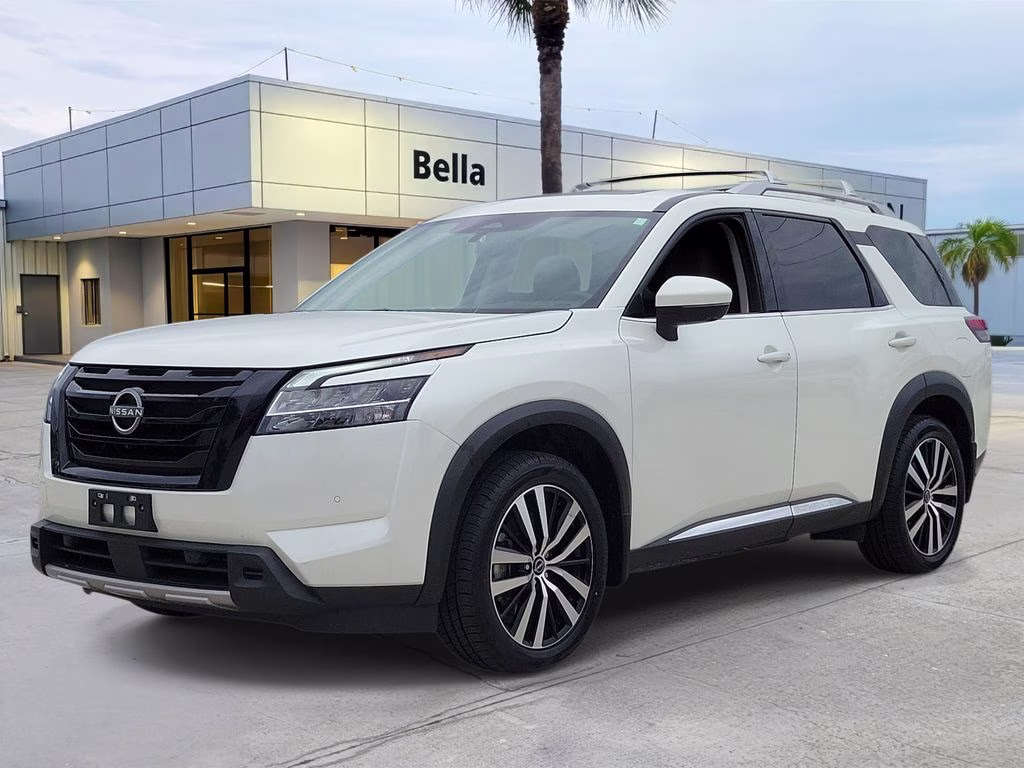 2023 Pearl White Tricoat Nissan Pathfinder Platinum 4X4 SUV