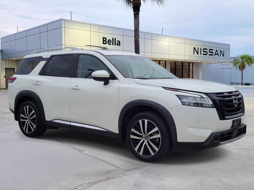 2023 Pearl White Tricoat Nissan Pathfinder Platinum 4X4 SUV