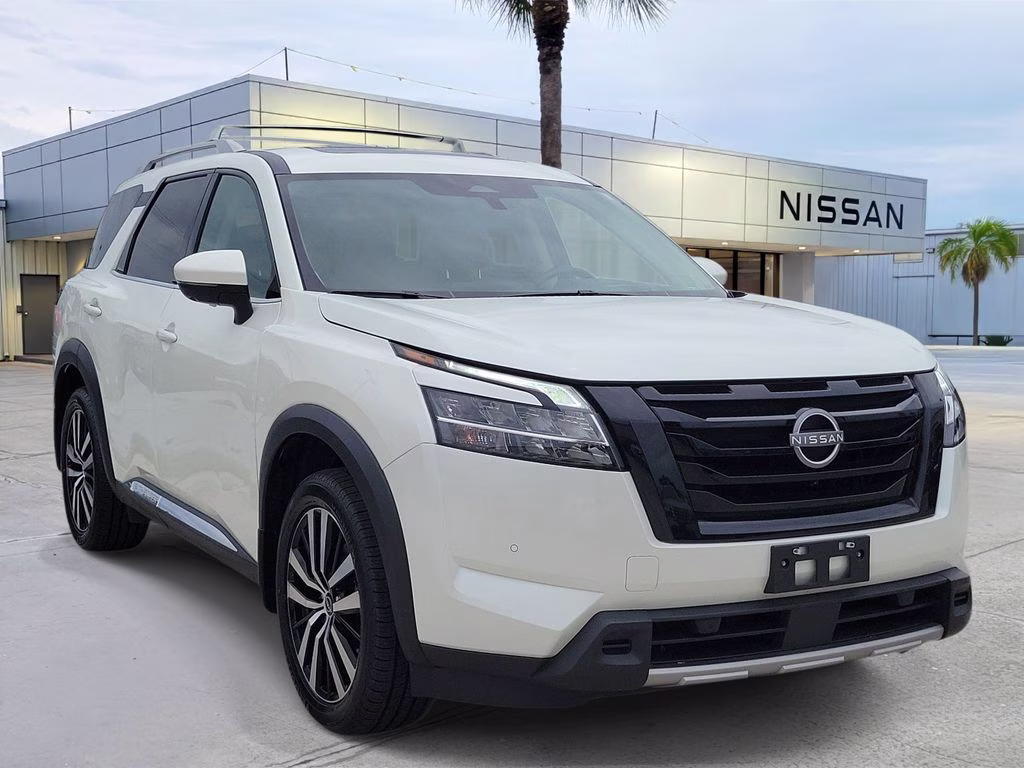 2023 Pearl White Tricoat Nissan Pathfinder Platinum 4X4 SUV