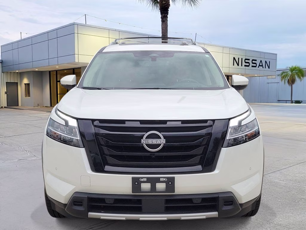 2023 Pearl White Tricoat Nissan Pathfinder Platinum 4X4 SUV