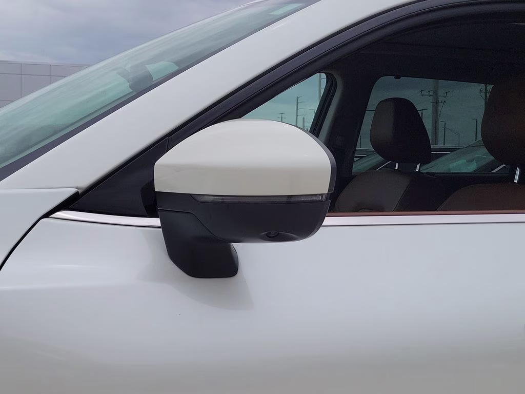 2023 Pearl White Tricoat Nissan Pathfinder Platinum 4X4 SUV
