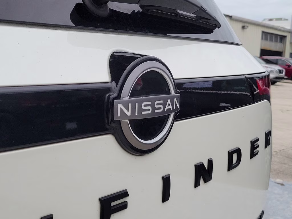 2023 Pearl White Tricoat Nissan Pathfinder Platinum 4X4 SUV