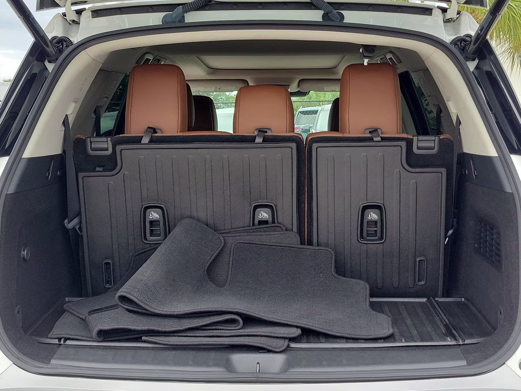 2023 Pearl White Tricoat Nissan Pathfinder Platinum 4X4 SUV