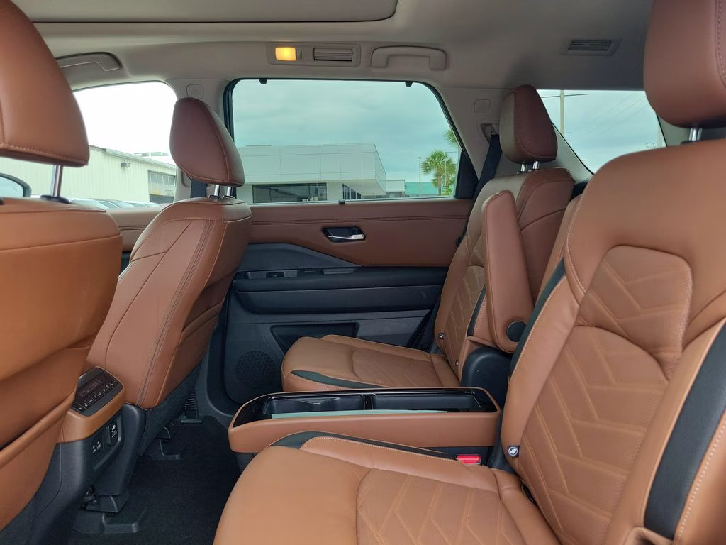 2023 Pearl White Tricoat Nissan Pathfinder Platinum 4X4 SUV