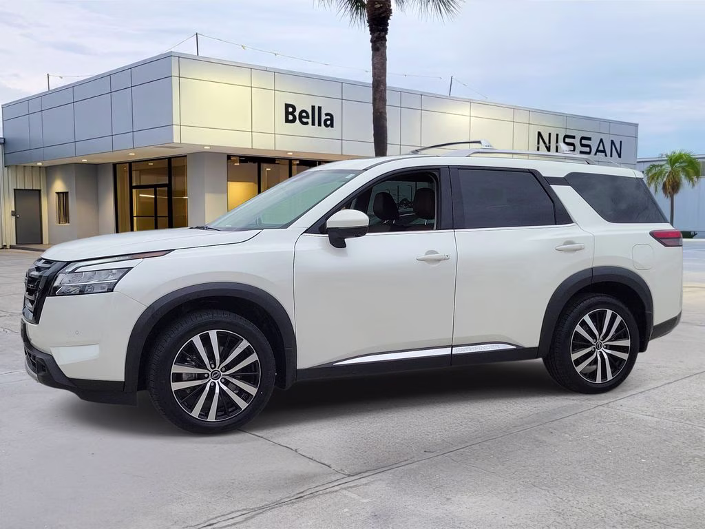 2023 Pearl White Tricoat Nissan Pathfinder Platinum 4X4 SUV