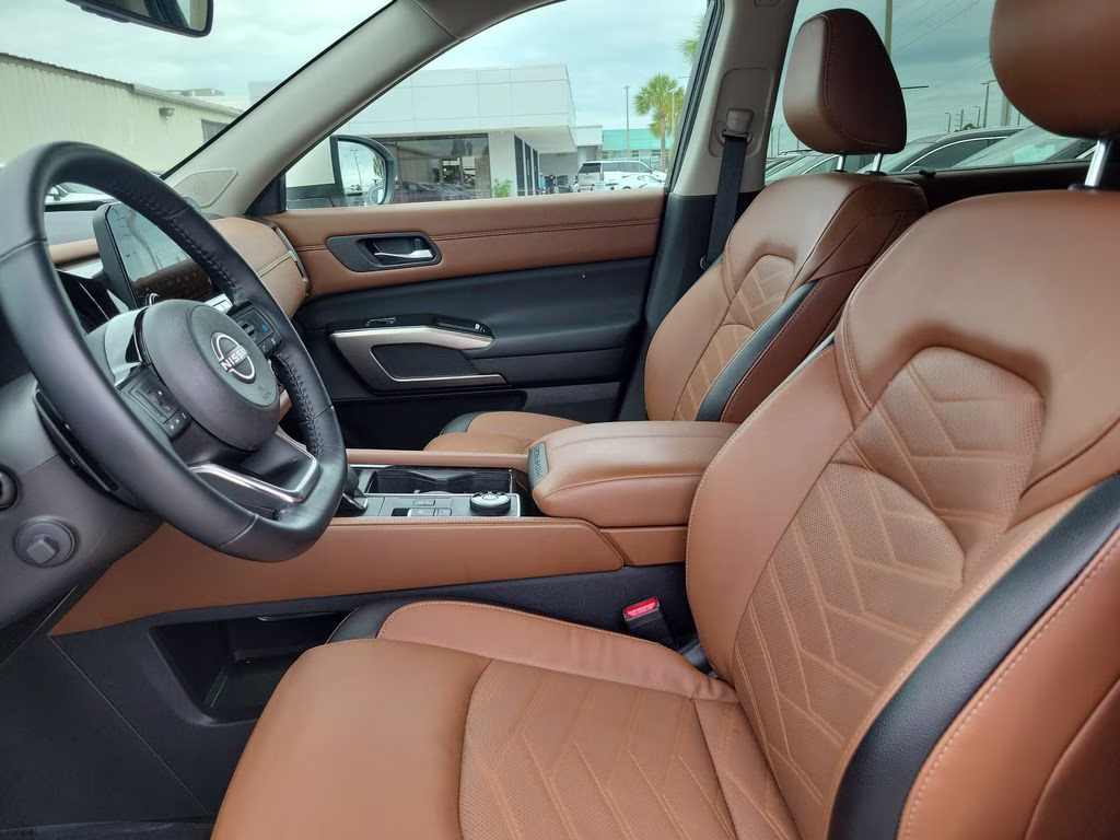 2023 Pearl White Tricoat Nissan Pathfinder Platinum 4X4 SUV