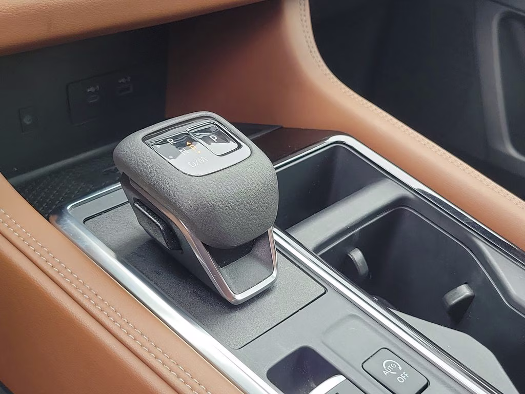 2023 Pearl White Tricoat Nissan Pathfinder Platinum 4X4 SUV