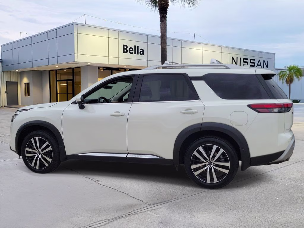 2023 Pearl White Tricoat Nissan Pathfinder Platinum 4X4 SUV