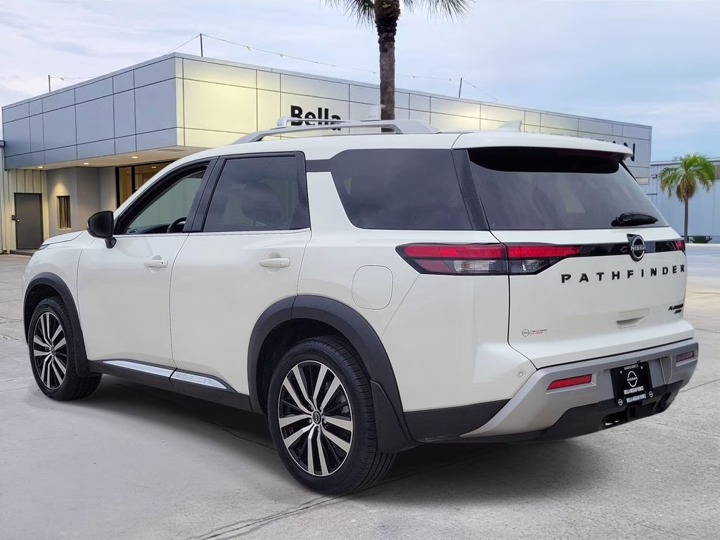2023 Pearl White Tricoat Nissan Pathfinder Platinum 4X4 SUV