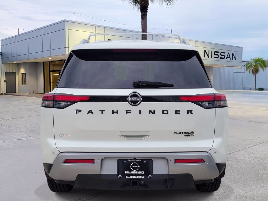 2023 Pearl White Tricoat Nissan Pathfinder Platinum 4X4 SUV