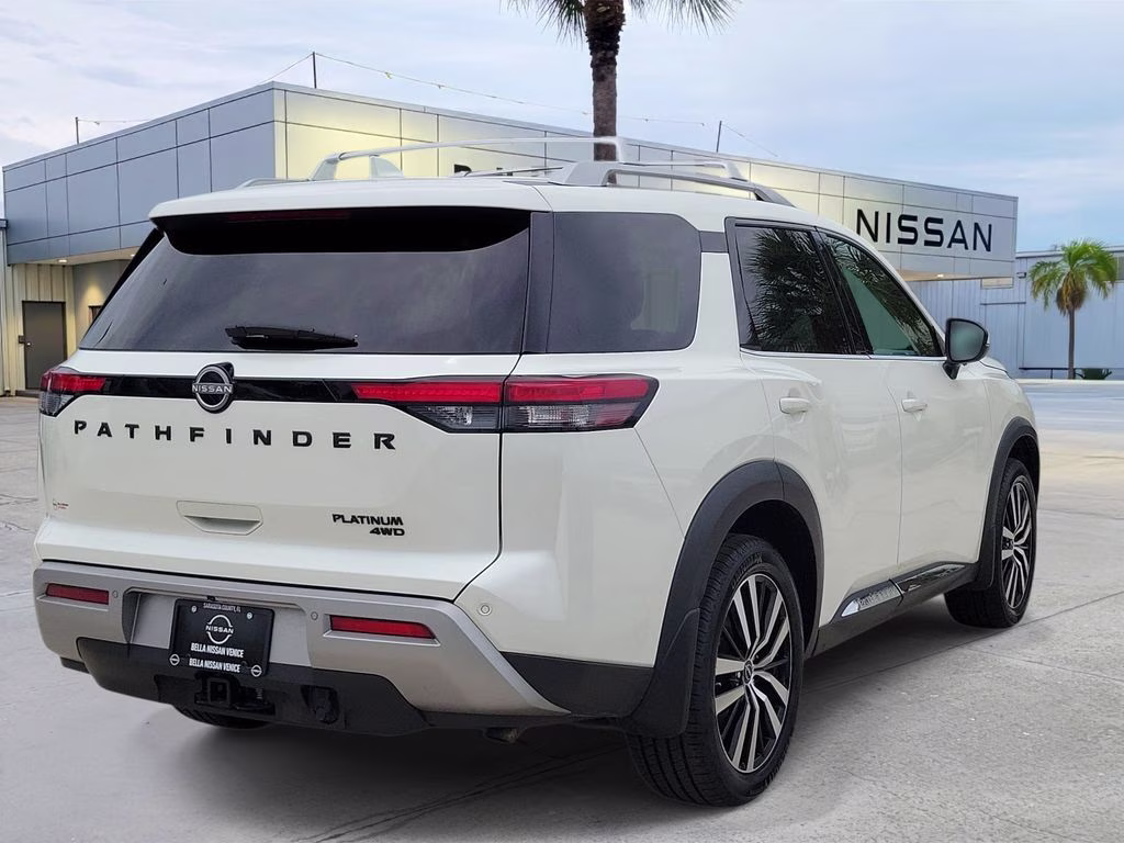 2023 Pearl White Tricoat Nissan Pathfinder Platinum 4X4 SUV