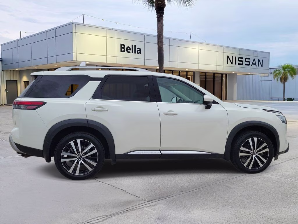 2023 Pearl White Tricoat Nissan Pathfinder Platinum 4X4 SUV