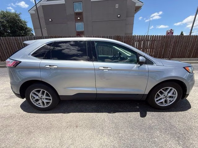 2021 Silver Metallic Ford Edge SEL FWD SUV